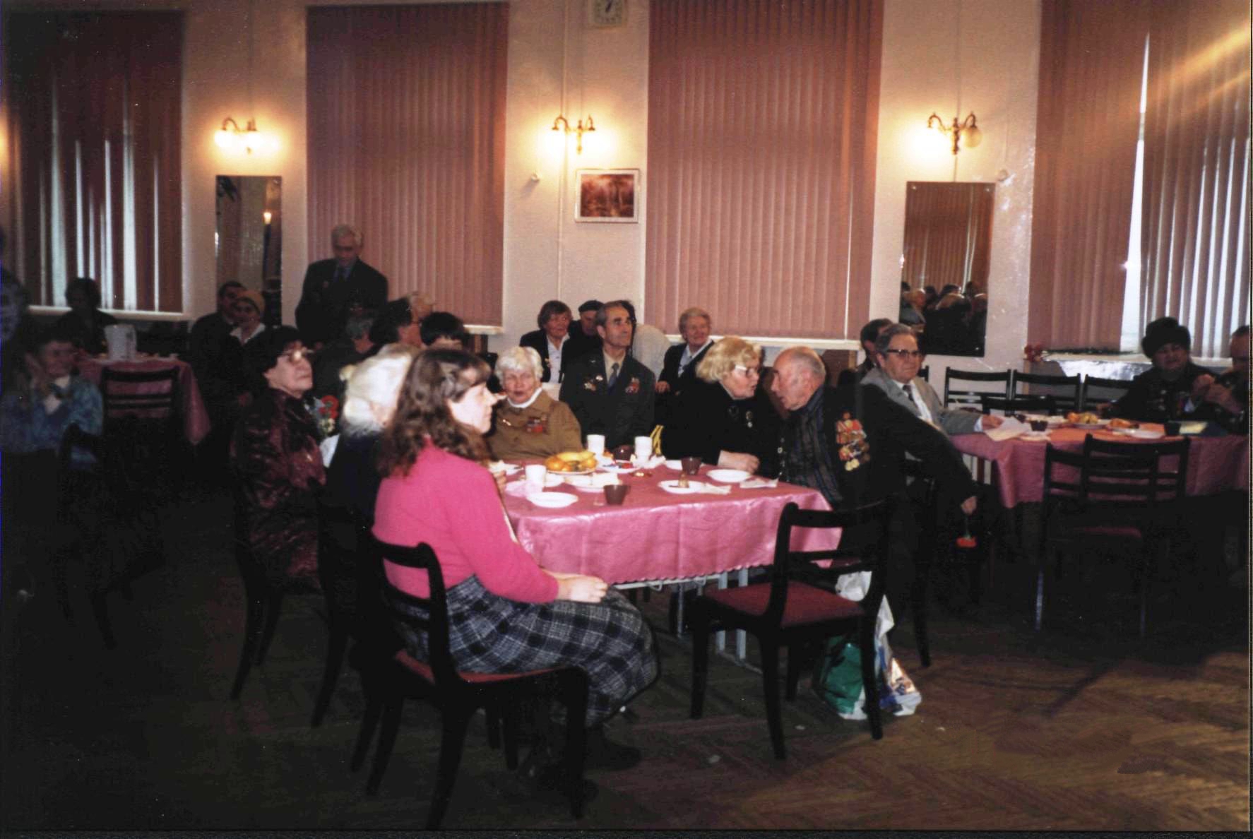 Декабрьская встреча ветеранов в/ч №9903 в московской школе №1272 в 2000 году. На переднем плане - Е.Г. Иванова (исследователь подвига Зои Космодемьянской, друг части №9903).