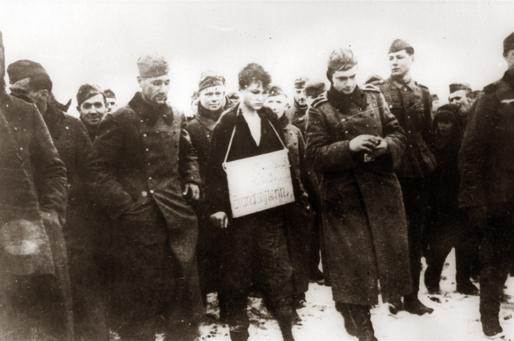 29 ноября 1941 года. Петрищево. Немецкие солдаты ведут на казнь Зою Космодемьянскую.
