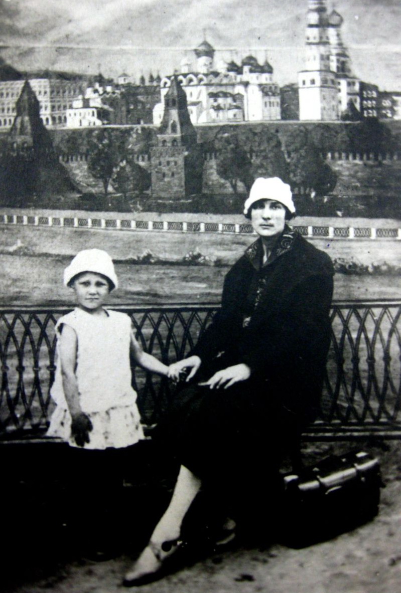 Трёхлетняя Зоя Космодемьянская с мамой Любовью Тимофеевной. 1928 год.