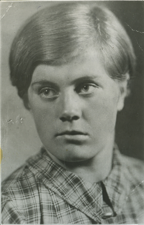 Вера в восьмом классе. 1935 год.