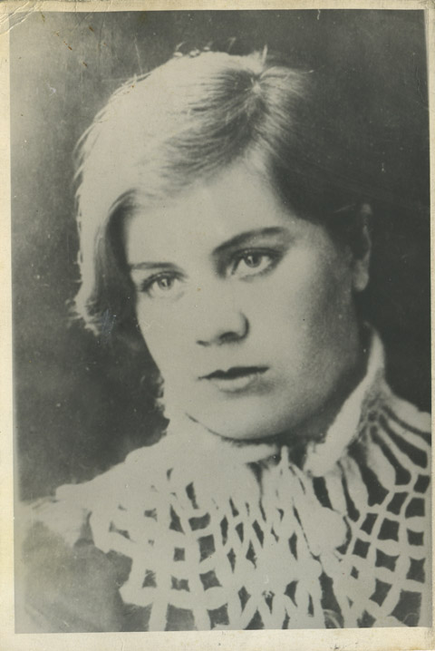 На обороте снимка надпись: "Евгении от Веры. 1941 год". Судя по причёске, само фото сделано годом ранее.