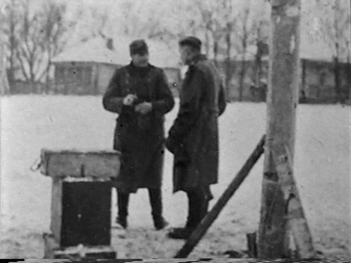 29 ноября 1941 года. Петрищево. Немецкие солдаты готовят виселицу для девушки-партизанки.