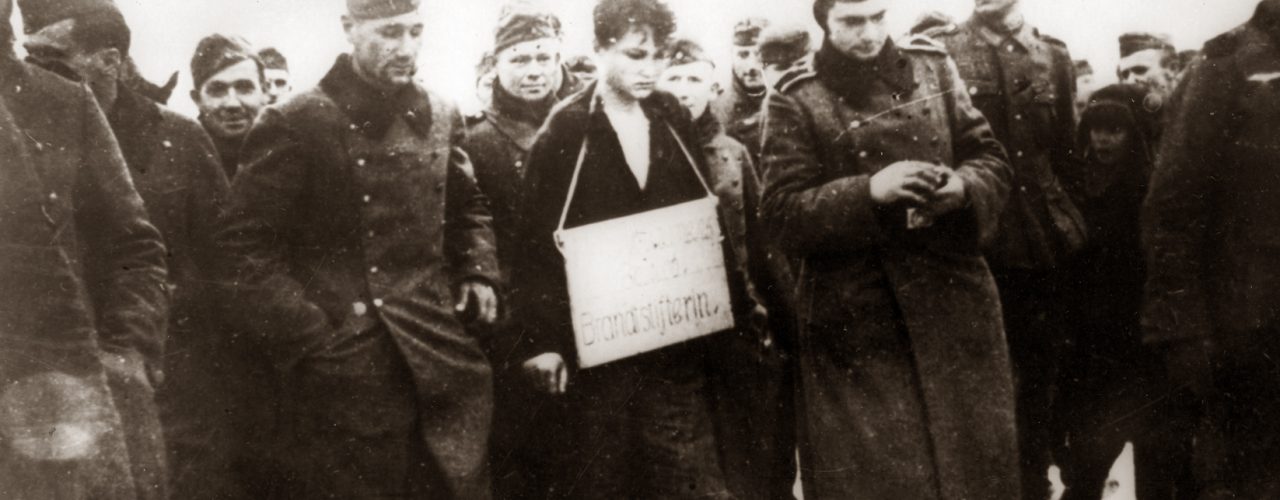 Зою Космодемьянскую ведут на казнь. Петрищево, 29 ноября 1941 года.